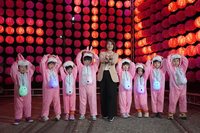 2023屏东灯节13日晚间在屏东县民公园点灯，揭开为期47天的璀璨欢乐。（屏县府提供／谢佳潾屏东传真）