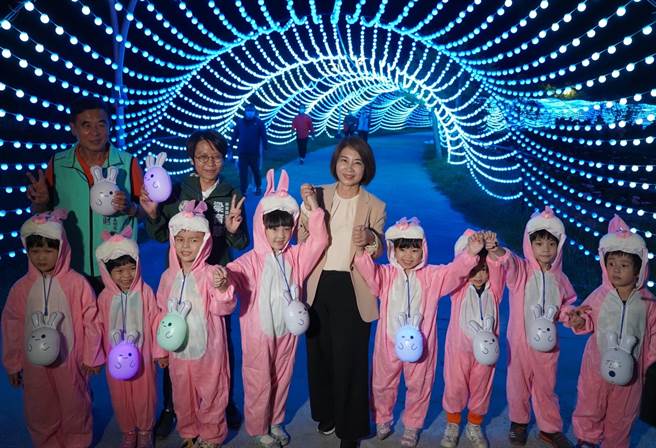 2023屏东灯节13日晚间在屏东县民公园点灯，揭开为期47天的璀璨欢乐。（屏县府提供／谢佳潾屏东传真）