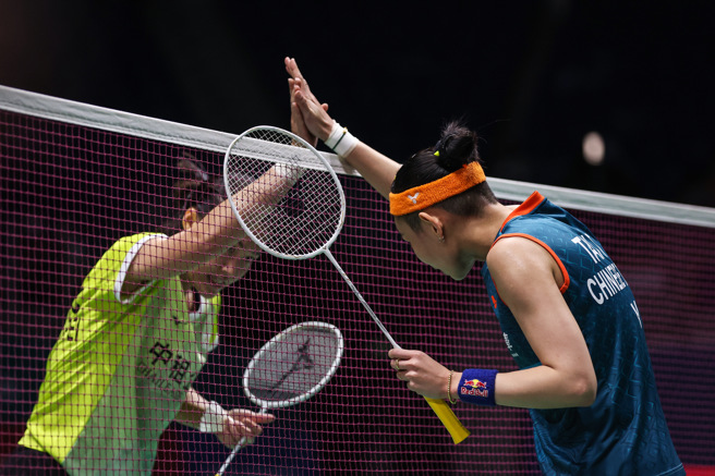 戴资颖（右）获胜后与许玟琪握手致意。（Badminton Photo提供）