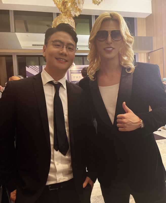 阿翰与罗兰(右)合体拍照，笑称想把对方带回家过夜。(图/阿翰 FB)