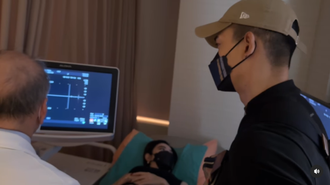 医师播放小朋友的心跳声给夫妻俩听。(图/忒忒 IG)