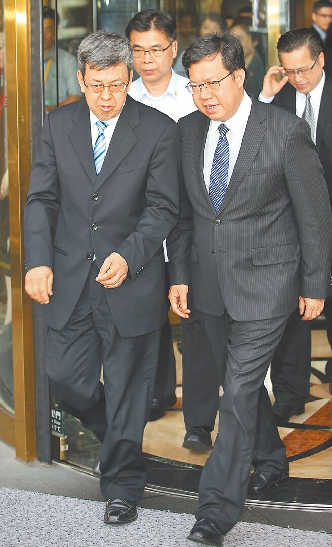 阁揆宝座传出「苏下陈上」说法后，过去被视为冷板凳的行政院副院长，近来被民进党中生代抢爆，除前桃园市长郑文灿呼声高，正国会亦力推林佳龙，同属「中生代四公子」之一的林右昌也被点名。图为陈建仁﹙左﹚与郑文灿﹙右﹚过去合照。（本报资料照片）