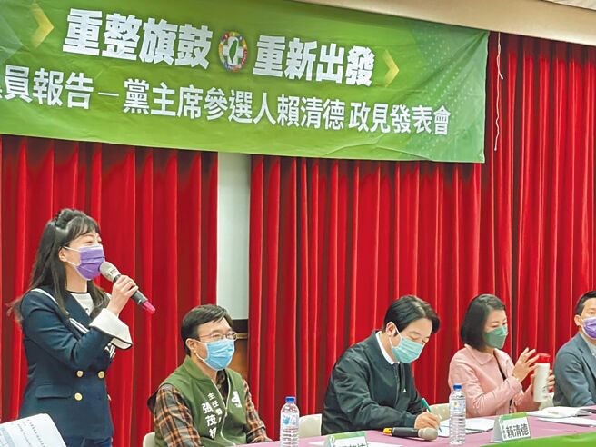 前立委沈富雄表示，他對民進黨立委高嘉瑜（左）遭到基層痛罵相當不捨，更直言批評副總統賴清德（左三）沒有肩膀。（曾薏蘋攝）