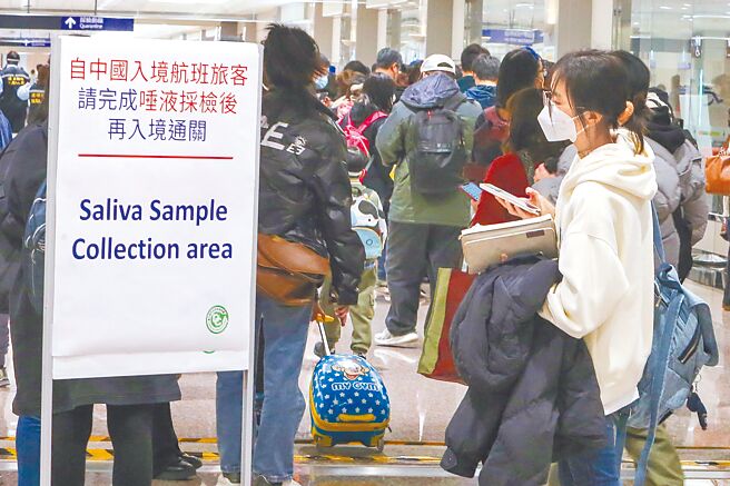 图为自中国大陆来台旅客，排队做入境唾液PCR採检。（本报资料照片）