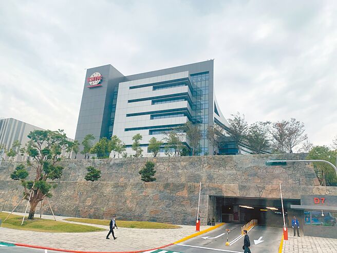 晶圆代工龙头台积电12日法说会，预估上半年营收将逐季下滑，下半年进入旺季才会明显回升。（本报资料照片）