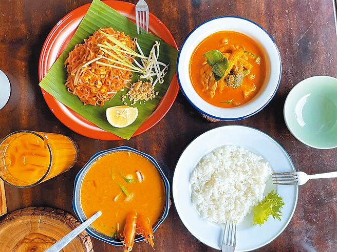 高雄的多元文化也造就不少异国美食遍地开花，像是「东南亚美食祭」中，获得必比登推介的帕泰padthai。（高市观光局提供）