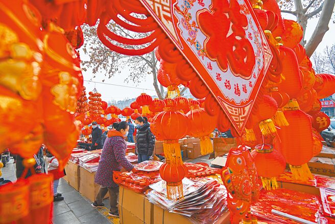 国际分析机构与大陆研究单位预测，2022年中国全年经济成长率最低甚至下探2.7％。图为山东省青州市民在年货市场购物。（新华社）