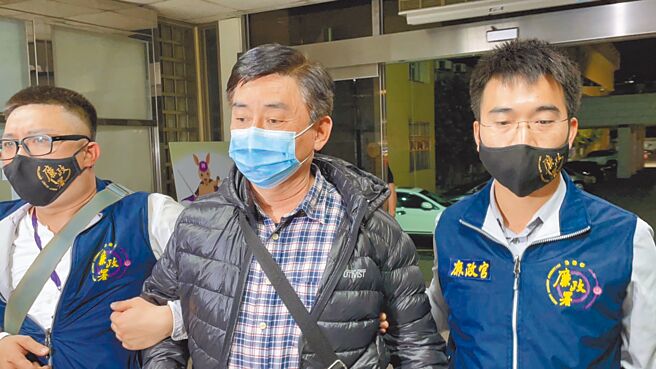 新北市立火化場席姓班長（中）等13名殯葬人員涉嫌長期收受殯葬業者紅包，檢方連夜複訊後，諭知席男20萬交保、11名公務員10萬交保，聲押禁見的林姓火化場人員，新北地院裁定50萬元交保。（蔡雯如攝）