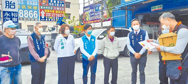 南投县名间乡长陈翰立（右二）等人，抗议高公局春节期间封闭名间交流道。（名间乡公所提供／廖志晃南投传真）