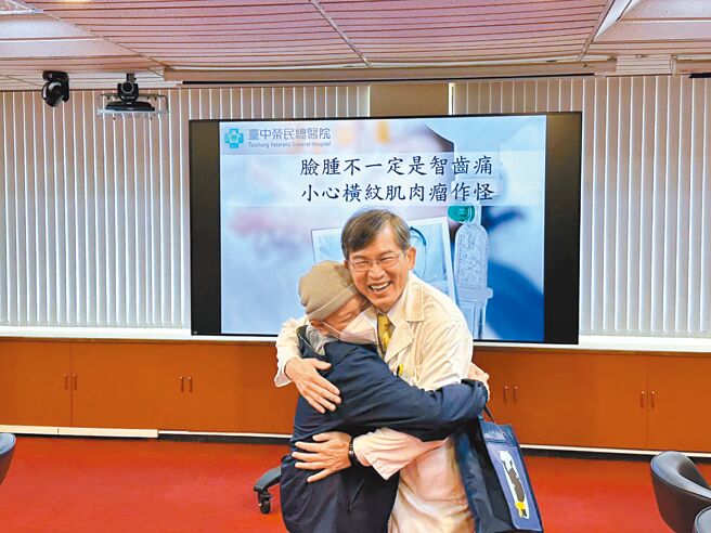 12岁男童小凯右脸肿胀罹「横纹肌肉瘤」，顺利恢復后为医师黄芳亮送上感谢卡及大大的拥抱。（台中荣总提供／潘虹恩台中传真）