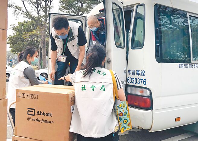 台南市发送身障及弱势快筛试剂，市府社会局12日起将快筛试剂交由各区公所协助发放。（台南市政府提供／曹婷婷台南传真）