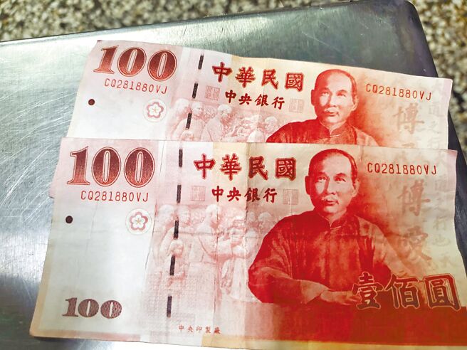 百元偽钞也出现了，云林县北港镇小吃店收到编号一样的百元偽钞。（摘自脸书北港在地生活／张朝欣云林传真）