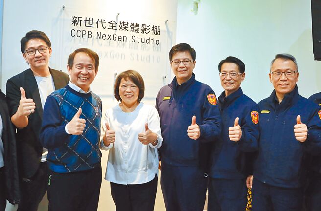 嘉义市警察局「新时代全媒体影棚」12日揭幕，嘉义市长黄敏惠（左三）以自己遇到诈骗分子为例，鼓励警方全力防诈，让嘉义市成为诈骗集团最不敢来的城市。（吕妍庭摄）
