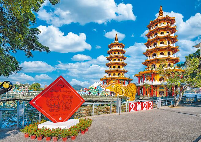 农历年即将到来，高市府观光局在莲池潭、金狮湖、岗山之眼、月世界、旗津等风景区布置由插画家刘孜孜巧手绘画的超大兔年春联。（高市府观光局提供／洪浩轩高雄传真）