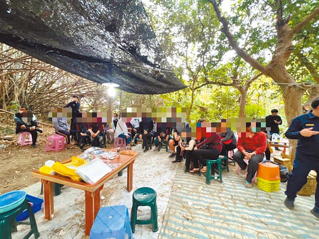 64岁张姓妇人涉嫌在小港区大坪顶地区设置露天赌场，利用庙宇做为掩护，仍遭高雄警破获，加上赌客一共逮23人。（翻摄照片／洪靖宜高雄传真）