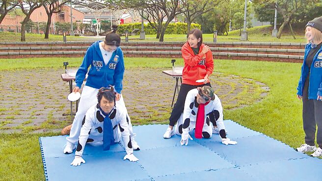 安心亚（左上）坐王仁甫背上玩游戏，王仁甫一脸痛苦，米可白（右上）则坐在孙协志背上。（中视提供）