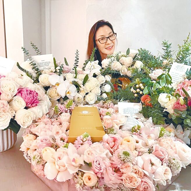 杨紫琼勇夺金球奖影后后，开心晒出亲友们给她的祝贺花束。（摘自IG）