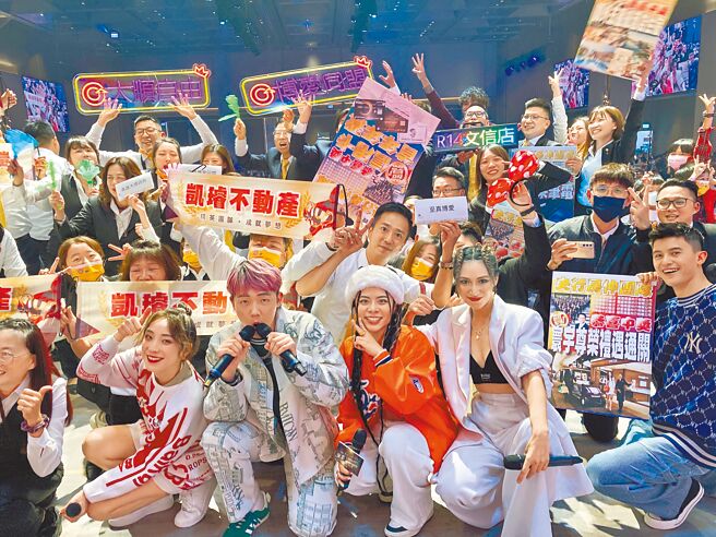 梁舒涵（前排左起）、张龙、夏沐、吕婕菲、子贤日前一同受邀在尾牙演出，气氛热闹。（宽宽整合行销提供）