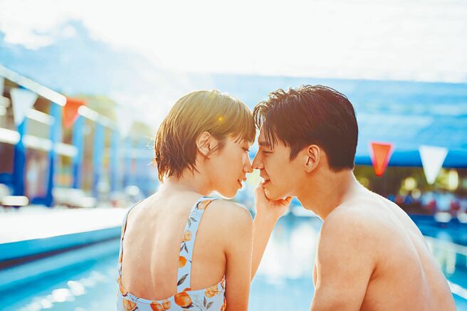 《此时此刻》中的Lulu黄路梓茵（左）、林柏宏在泳池有浪漫对手戏。（百聿数码提供）