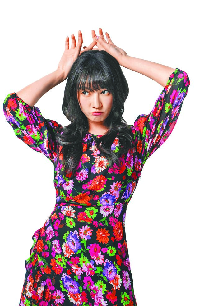 李杏以一身酒红印花小洋装搭配Qeelin Wulu黄K金钻石项炼，搭配兔宝宝手势相当可爱。Qeelin Wulu 18K玫瑰金钻石项炼，47万2000元。（摄影／石智中‧服装提供／PPENNY BLACK）