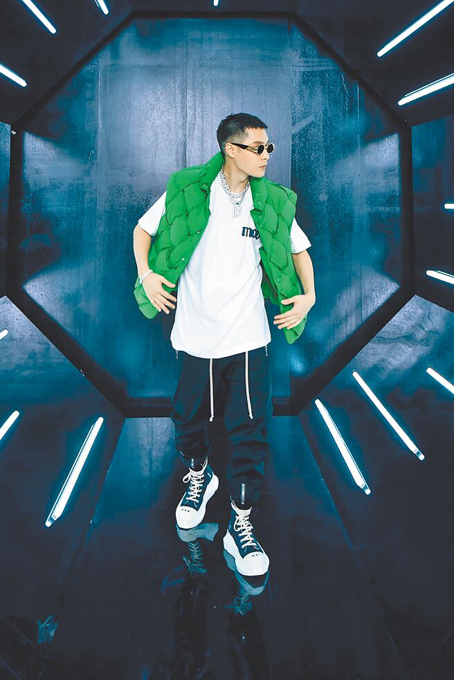 周汤豪于《什么都不必说》MV以鹦鹉绿背心潮流现身，粉丝大讚直呼要买同款，鹦鹉绿编织羽绒背心10万8500元。（摘自周汤豪脸书）