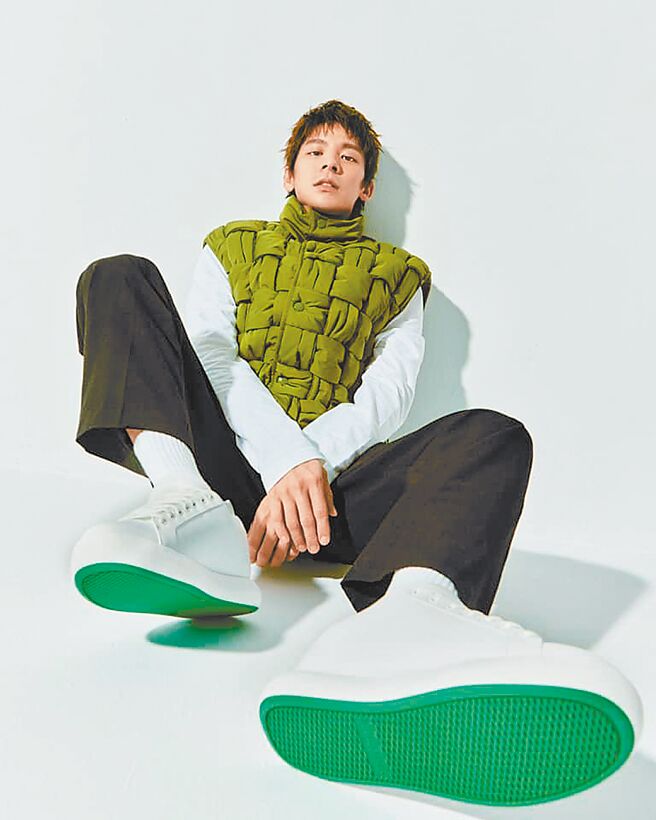 林柏宏于个人社群上分享身穿Bottega Veneta编织背心以及Pillow小白鞋的穿搭照，获许多粉丝好评，辣椒绿编织羽绒背心，9万9400元。（摘自林柏宏脸书）