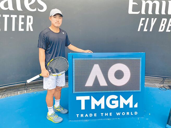 许育修在2023澳网男单会外赛连过3关，晋级会内赛。（许育修提供）