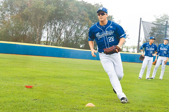 富邦悍将12日展开第一阶段春训，老将高国辉也加入训练。（富邦悍将提供）