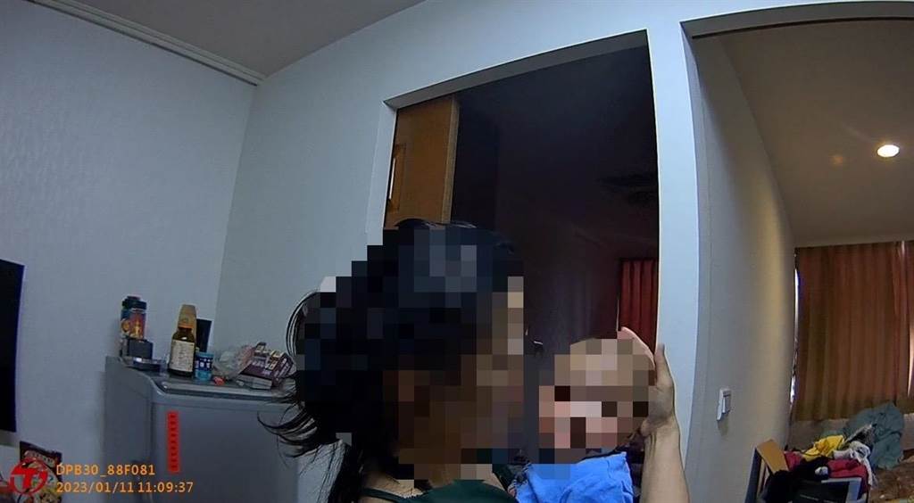 一名婦人誤把男嬰鎖在屋內，所幸警消及時救援。（警方提供）
