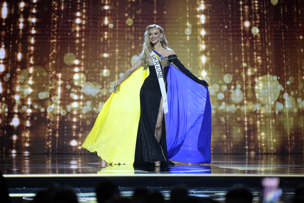 11日，阿帕娜森珂在预赛中亮相的则是另一套乌克兰国旗配色的晚礼服。(图/美联社)(photo:ChinaTimes)