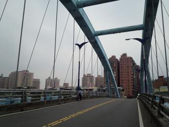 三峽八安大橋墜橋意外 男子跌落拱形鋼樑摔溪床大石身亡  