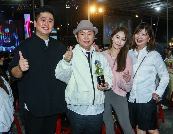 黄西田（左2）带儿子、女儿、老婆出席三立尾牙。（粘耿豪摄）