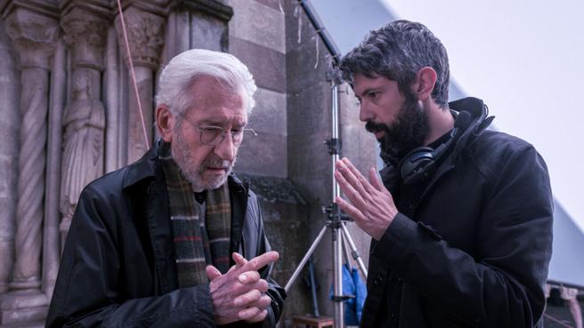 導演哈科沃馬丁尼茲（右）在片場指導荷西薩克里斯坦演出。（車庫娛樂提供）