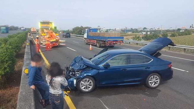 国道1号麻豆段12日发生一辆进口轿车疑开启「辅助驾驶」，21岁驾驶疏忽下竟撞上前方正在作业的缓撞车，车头撞凹粉碎，事发影片曝光。（翻摄画面）