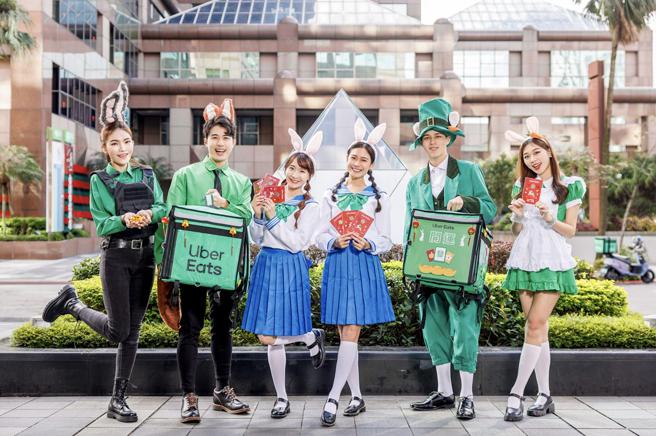 Uber Eats 「幸福Eats兔大使」将于今日（14日）起连续3个周末，由「幸福Eats兔大使」发放限量的兔年限定「幸福开运金」给外送合作伙伴。（Uber Eats提供）