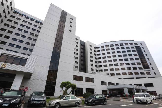 「替护理师阿姐讨公道」！10余黑衣人堵振兴医师吐槟榔在白袍，他吓到离职 。(中时资料库)