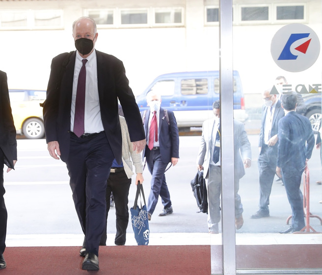 美国贸易代表署（USTR）助理贸易代表麦卡廷率队前往行政院经贸谈判办公室，为谈判揭开序幕。（黄婉婷摄）