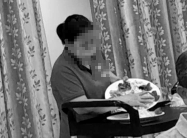 网友目睹台中某餐厅的服务员在准备上菜前，竟直接用手掌压住菜，把里头的汤汤水水倒出，该服务员没有戴手套，甚至还把一旁掉落的食材捡回盘内。（翻摄自脸书「爆料公社」）