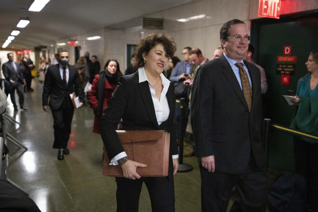 检察官之一史坦格拉斯（Joshua Steinglass）(右)似乎对川普集团所受到的处罚规模感到遗憾。(图/美联社)