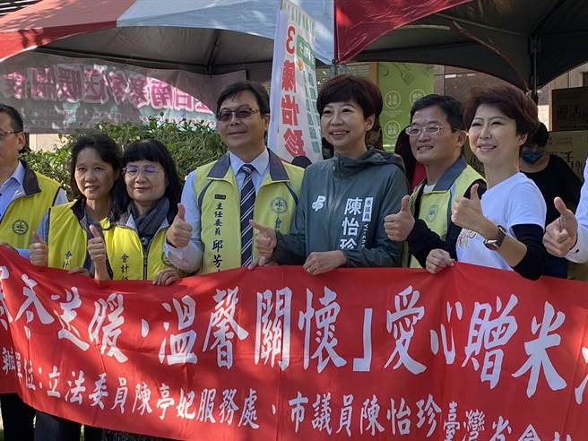 陈亭妃(右一)与陈怡珍(右三)今早举办「2023爱在台南寒冬送暖过好年」关怀弱势活动，(曹婷婷摄)