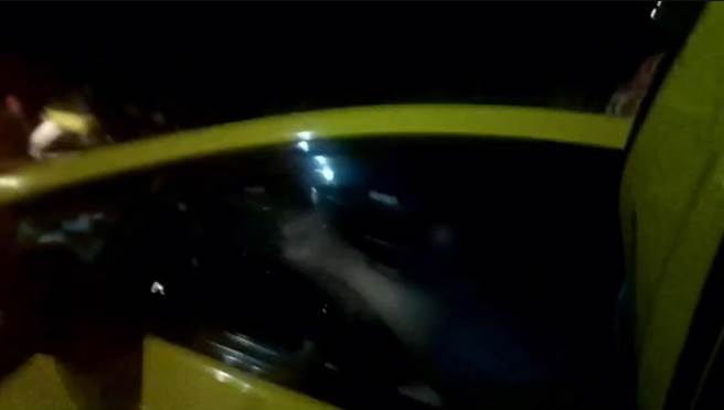 骑士王男不满遭逼车，于是趁停等红灯时，敲击计程车司机吴男车窗理论。（警方提供）