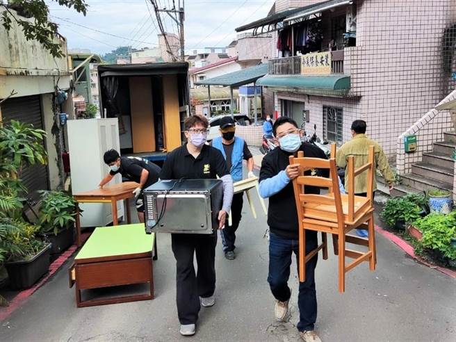 幸福小站团队将二手物资搬运至媒合的家庭。（新北市环保局提供）