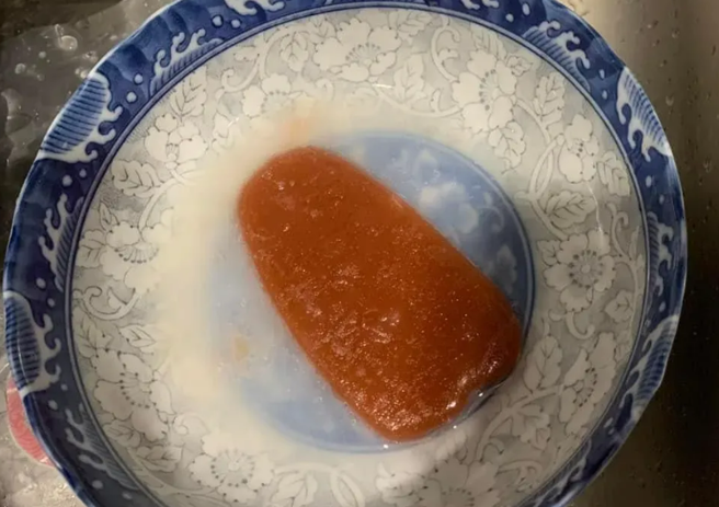 他在炸花枝丸時想起該塊烏魚子，順便丟進油鍋炸，沒想到鍋內卻飄出陣陣香氣與冒濃煙，他一查才發現原來是塊「烏魚子造型香皂」。（翻攝自「爆料公社－匿名公社」）