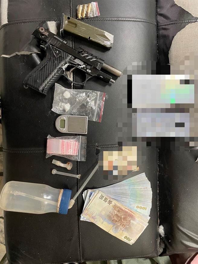 警方于陈嫌住处查获的枪枝、毒品等违禁品及其他相关证物。（警方提供）