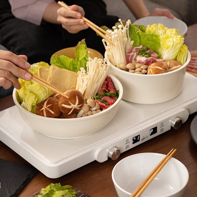 momo购物网的义大利 Giaretti 珈乐堤 IH多功能聚嗨炉，市价8990元，19日前享优惠价5490元。（momo购物网提供）