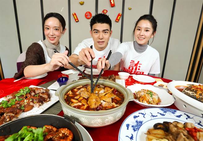 林子熙（左起）、陳昊森、盧以恩一起吃年菜，分享各自過年趣事。（陳俊吉攝）