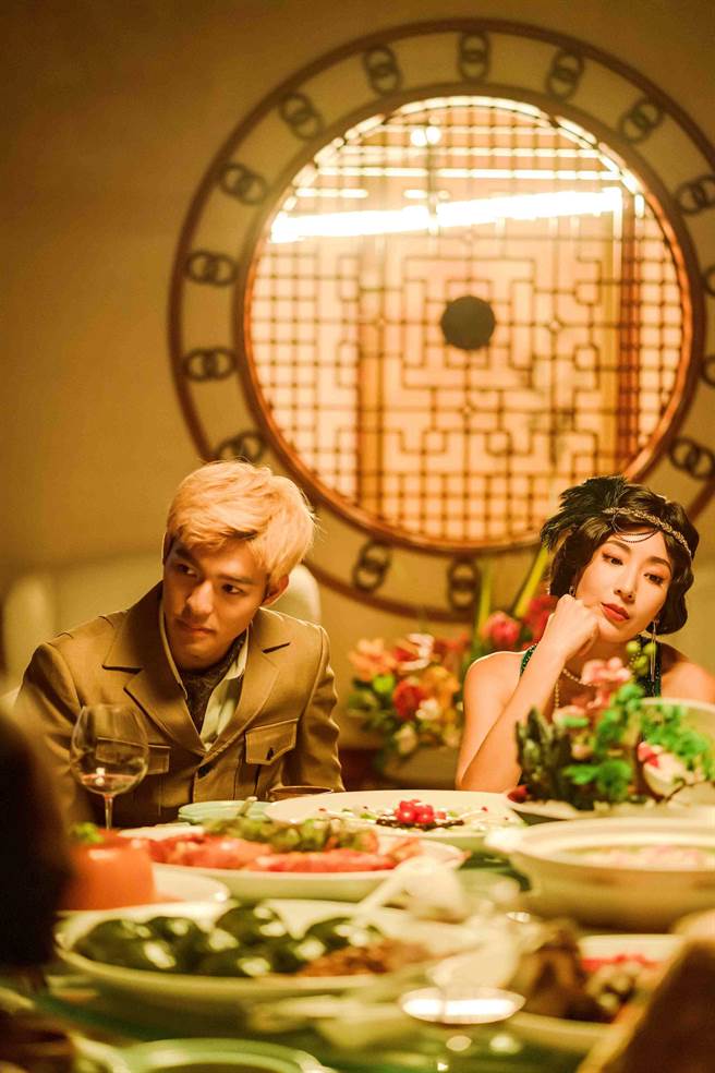 陳昊森（左）跟隋棠在片中演出高顏值詐欺母子檔。（双喜電影提供）