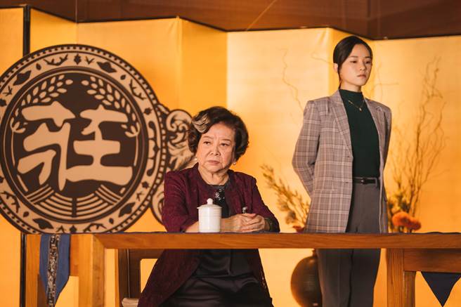 陳淑芳（左）扮演女CEO，盧以恩則是家族中的左右手。（双喜電影提供）