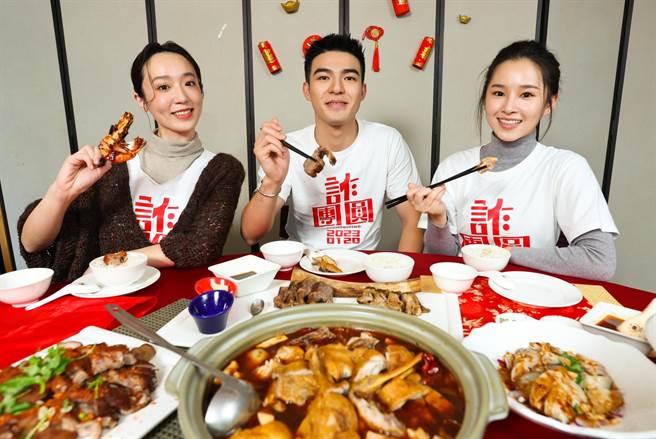 林子熙（左起）、陳昊森、盧以恩提前「團圓」搶先吃年菜。（陳俊吉攝）