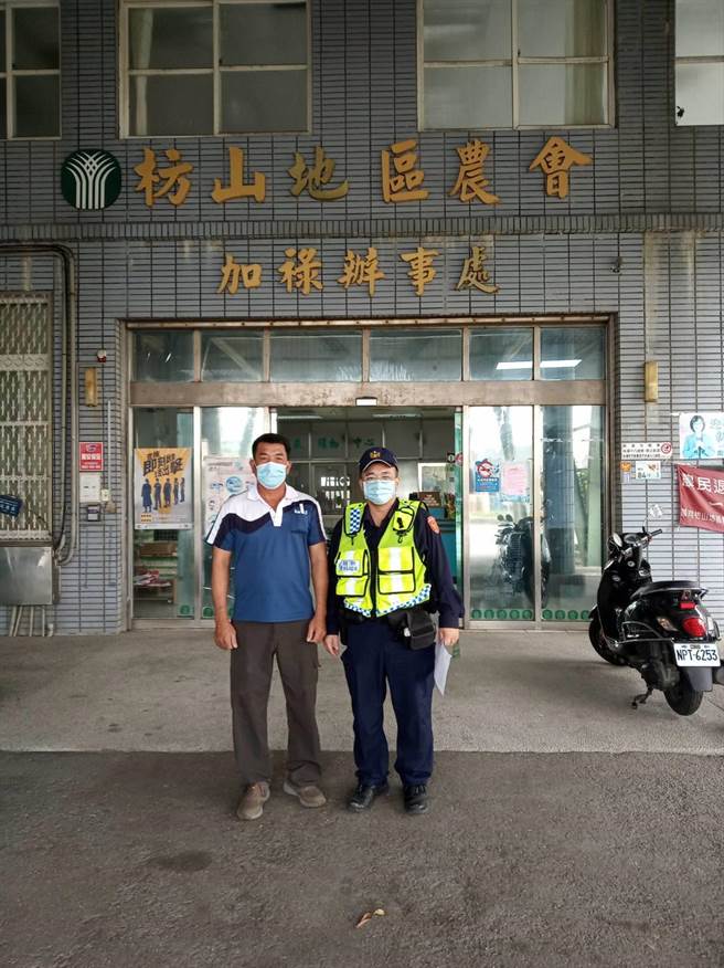 屏东县枋山乡嘉和社区抢先行政院发红包，而且是一户2万块的大红包，由泰博生技公司董事长陈朝旺为回馈乡里而自掏腰包发送。（民眾提供／谢佳潾屏东传真）